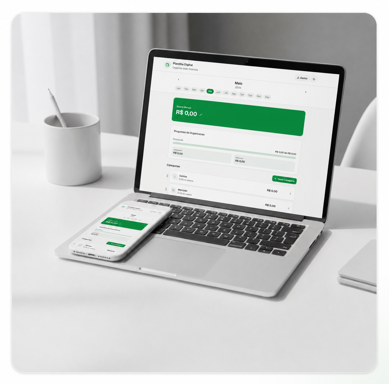 Mockup da planilha financeira em notebook e celular mostrando dashboard com gráficos